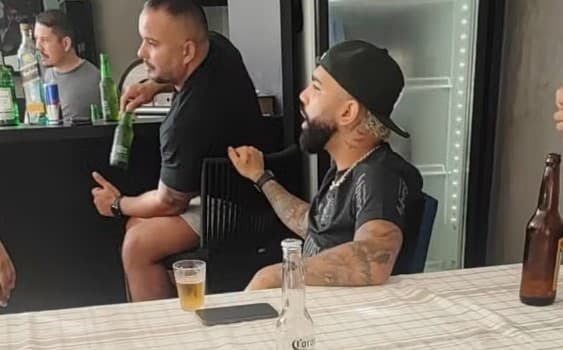Após negar veracidade da foto, Gabigol assume erro, pede desculpa e diz por que usou camisa do Corinthians