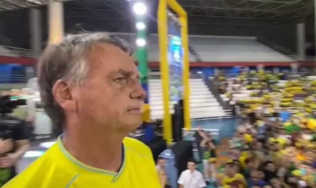 Bolsonaro volta a ser internado neste domingo (5) em Manaus após infecção na perna e no braço