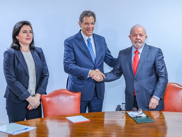 Pisos de saúde e educação vão deixar comprometer dinheiro para habitação, Auxílio Gás e Defesa Civil, segundo projeção do governo