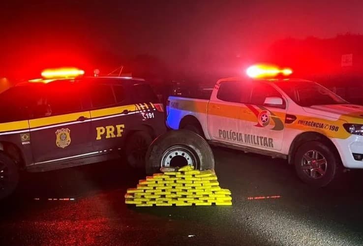 VÍDEO: PRF encontra cocaína escondida em estepe de carreta que levava doações para o RS