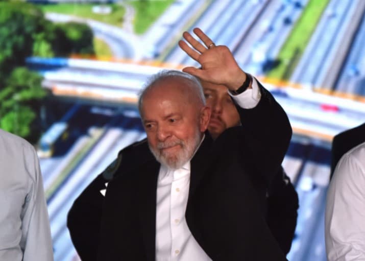 Lula cita ‘comício' ao inaugurar obra ao lado de pré-candidato do PT e enfrenta protesto pelo 2º dia seguido