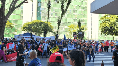 Docentes universitários protestam nesta segunda-feira contra proposta do governo