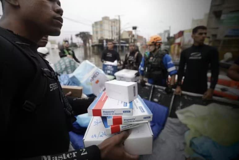 Com ameaça de piratas, militares escoltam remédios e equipamentos de hospitais inundados no RS