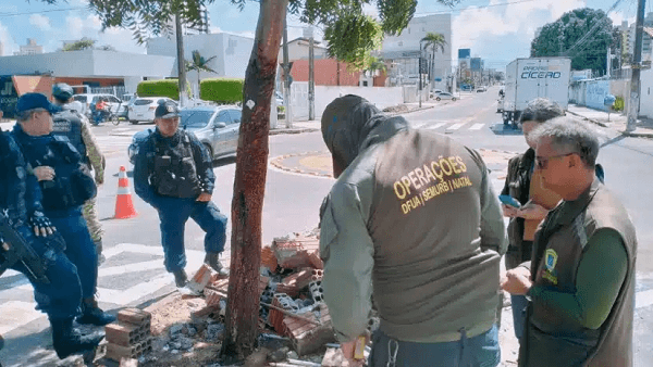 Semurb realiza demolição de ocupação irregular em canteiro no bairro de Nazaré