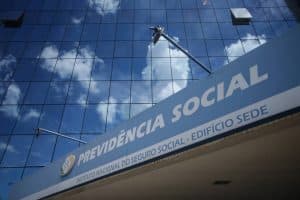 Gasto com Previdência subirá ao menos R$ 100 bi em 4 anos com regra de Lula para salário mínimo