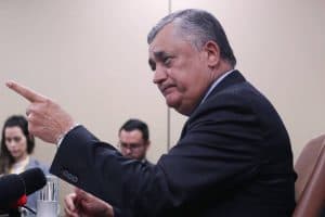 Líder do governo cobra base, cita ‘faca no pescoço' e diz que falta comando centralizado a Lula 3