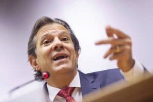 Ministério da Fazenda estuda limitar a 2,5% crescimento real dos pisos de saúde e educação