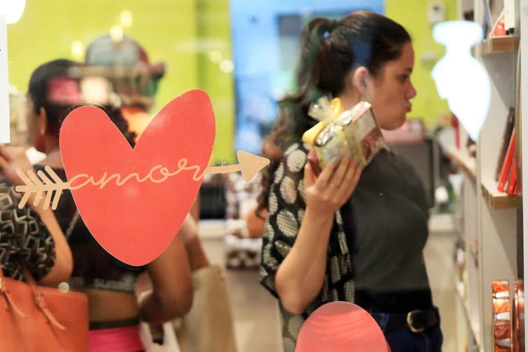 Natal: 62,5% dos consumidores planejam comprar presentes para namorados