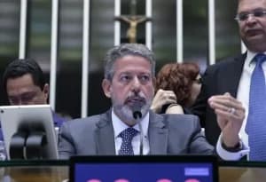 Câmara aprova projeto de Lira que pune deputados brigões