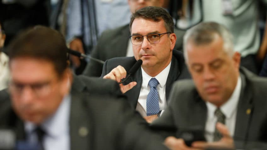 Não vou ganhar dinheiro do Neymar, diz Flávio sobre PEC das praias