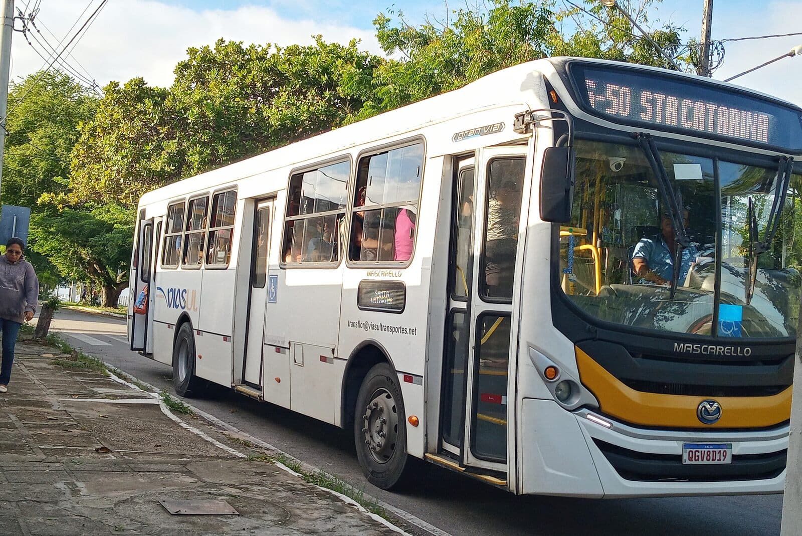 Mesmo com edital de greve, ônibus circulam normalmente na manhã desta segunda-feira