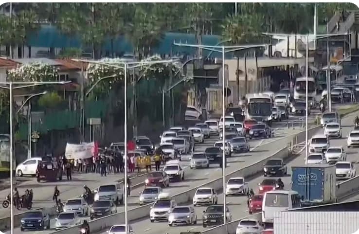 Em greve, servidores da UFRN protestam e fecham marginal da BR-101 em Natal