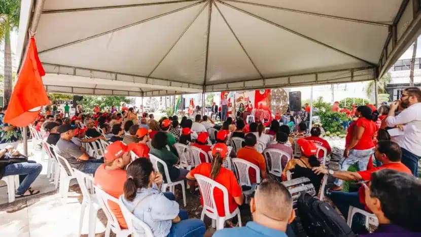 Políticos do PT fazem homenagem para MST na porta da Assembleia Legislativa