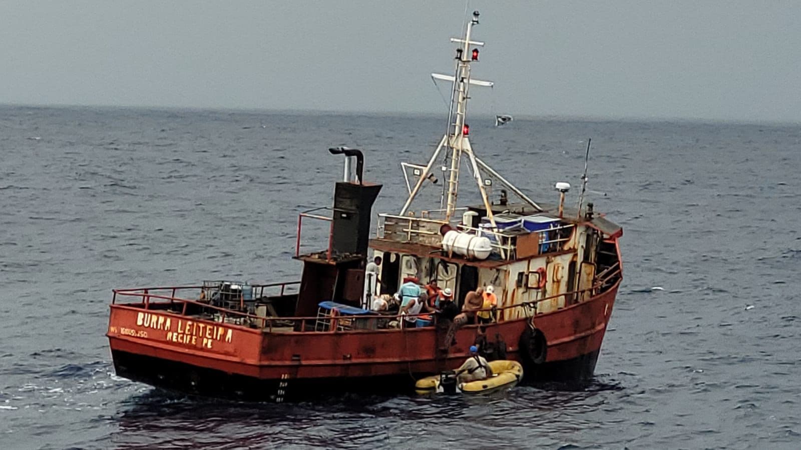 Marinha resgata oito tripulantes de embarcação que ficou à deriva a 175 quilômetros de Natal