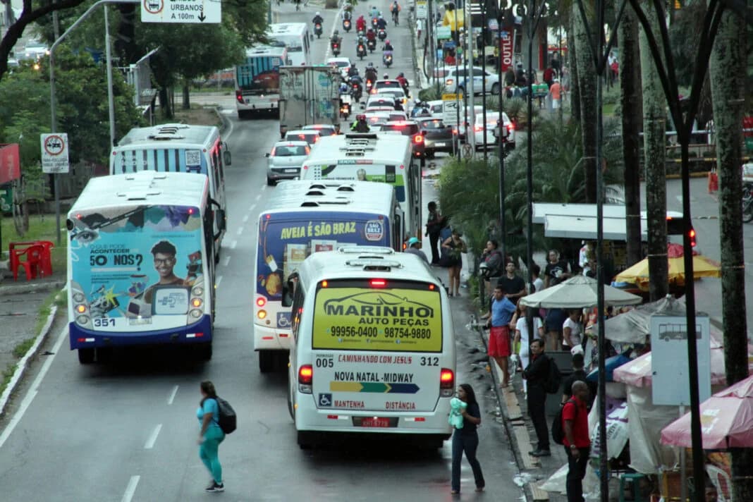 Ônibus ligarão estações de trem Pitimbú e Promorar