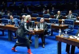 Mulher que viralizou no Senado encenando aborto relata ameaças e registra B.O