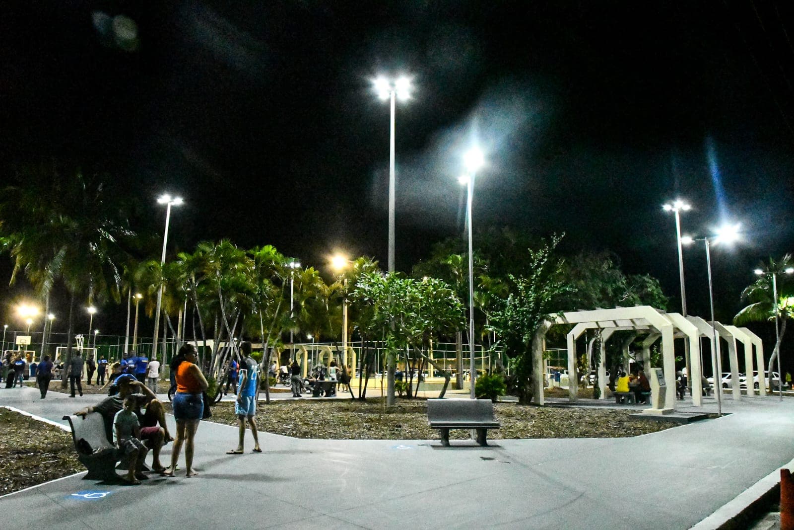 Prefeitura entrega Praça do Coqueiral totalmente revitalizada na Zona Norte