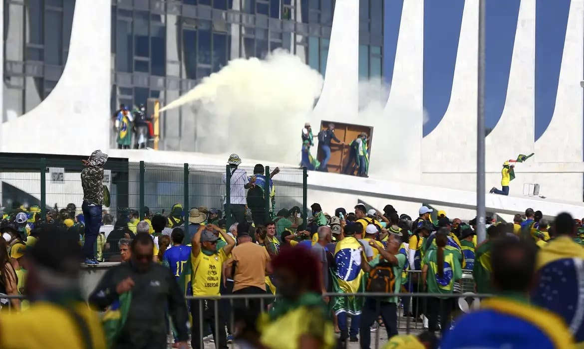 Lula defende que foragidos do 8/1 cumpram pena na Argentina, caso não queiram voltar ao Brasil