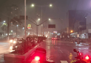 Com fortes chuvas, Natal tem pontos de alagamento, crateras, carros submersos e casas alagadas
