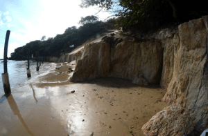 Força do mar transforma base do Morro do Careca em falésia
