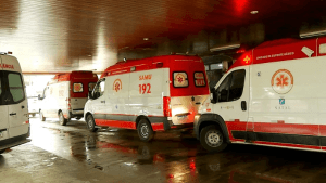 SUPERLOTADO: Hospital Walfredo Gurgel fica com pacientes em macas nos corredores e ambulâncias retidas