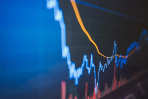 Dólar caro, juro alto e desajuste fiscal ameaçam novo ciclo de investimentos