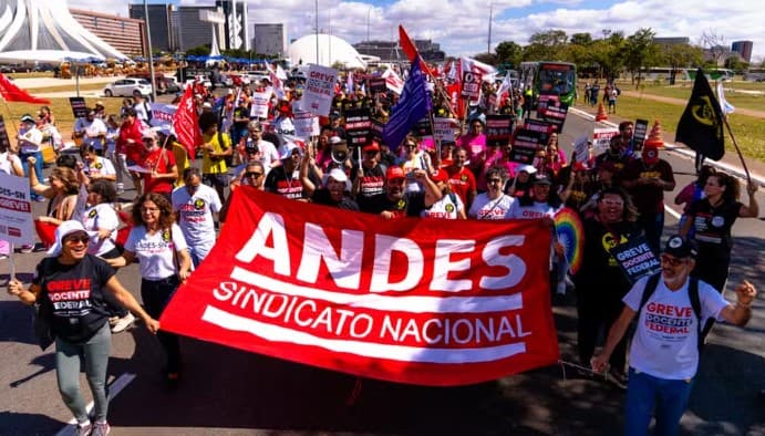 Ministério descarta aumentar proposta salarial e marca nova reunião com professores grevistas para semana que vem