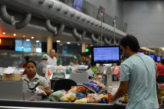 Alta do preço dos alimentos faz inflação subir pelo segundo mês seguido, afirma IBGE