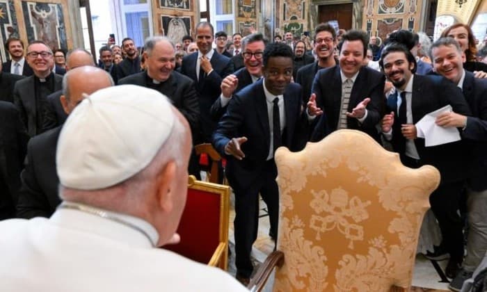 Papa diz a humoristas que fazer piada com Deus "não é “blasfêmia"