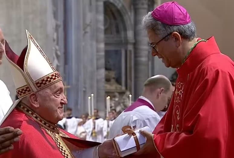 Arcebispo de Natal recebe pálio arquiepiscopal das mãos do Papa Francisco; entenda significado