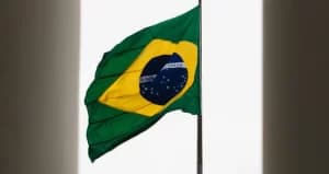 Risco-país aumenta no Brasil; investidores estrangeiros já retiraram R$ 42,4 bi no ano