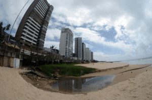 Praia de Areia Preta está imprópria para banho há mais de um ano