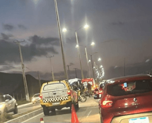 Acidente de moto deixa trânsito lento na Via Costeira