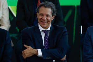 Governo cogita cobrar de alunos ricos em federais e mudar Fundeb para ajustar contas