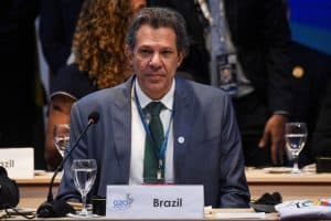 Quem não paga imposto tem que voltar a pagar, diz Haddad