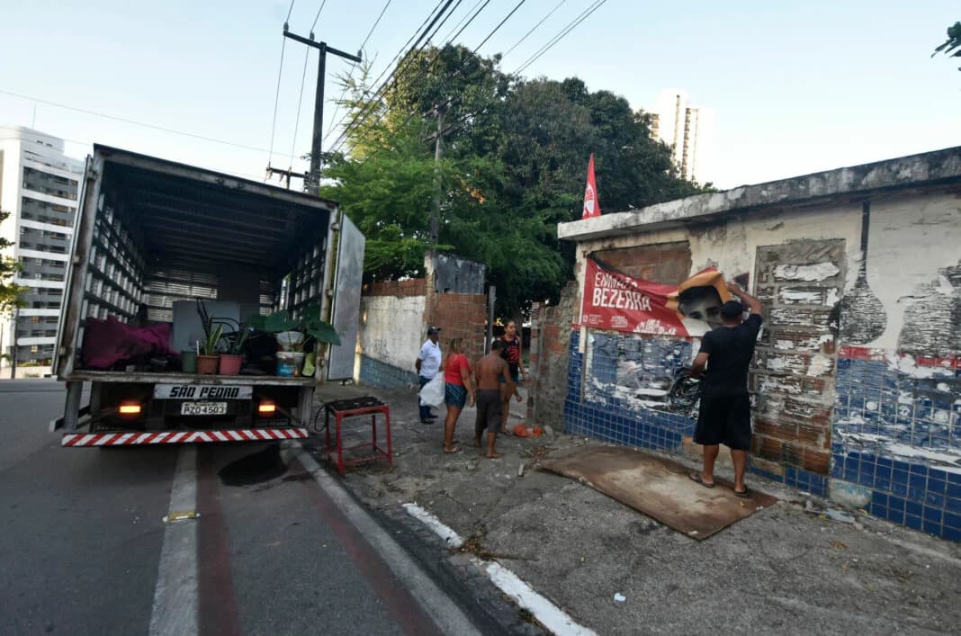 Invasores deixam terreno privado após 6 meses