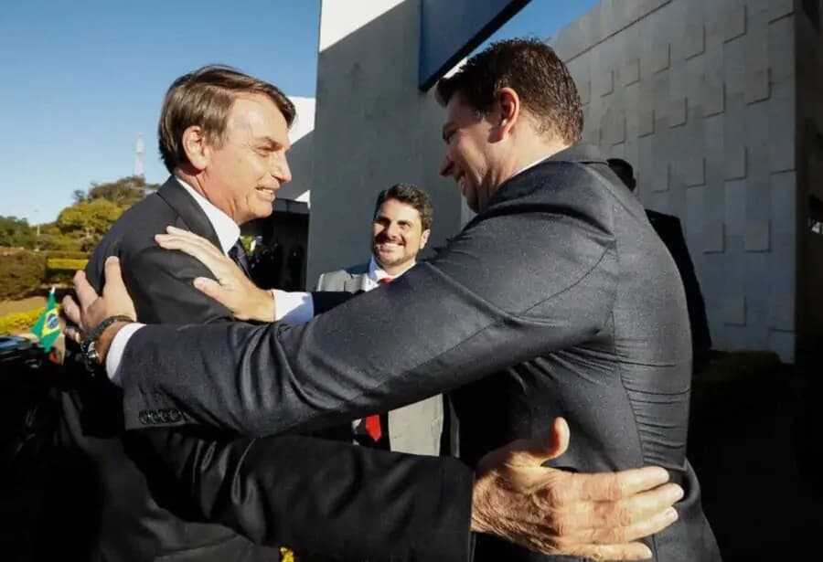 PF encontra documentos com orientações de Ramagem para Bolsonaro atacar urnas