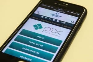 Homem recebe PIX de R$ 700 por engano, devolve dinheiro, mas fica no prejuízo após banco também estornar valor
