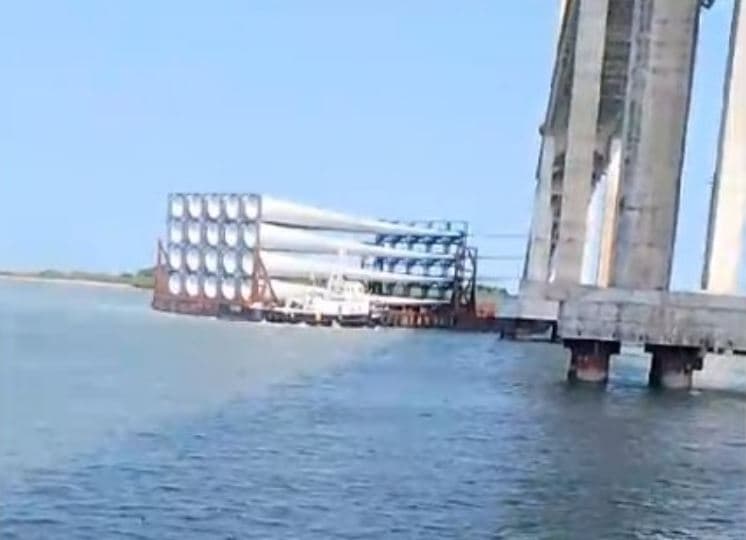Marinha emite nota sobre colisão de embarcação com um dos pilares da Ponte Newton Navarro