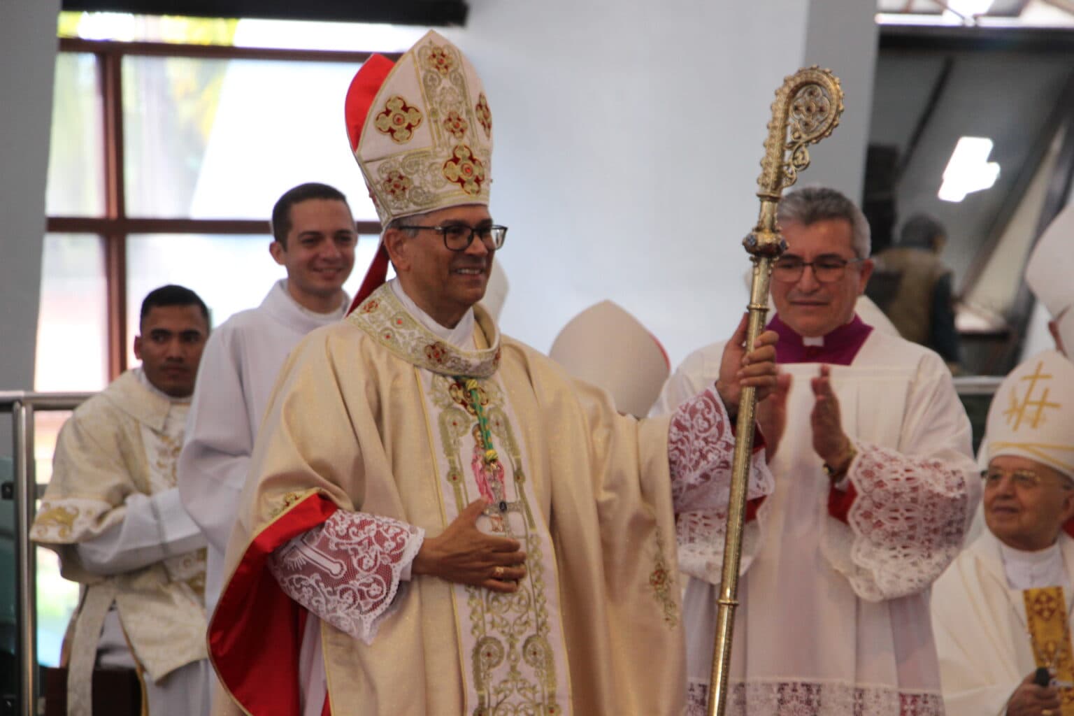 Arcebispo de Natal recebe imposição de pálio arquiepiscopal após benção do Papa Francisco
