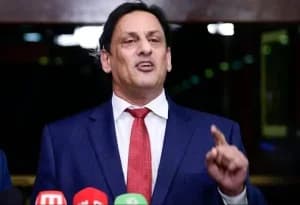 Advogado de Bolsonaro, Wassef se escondeu atrás de poste ao resgatar joias nos EUA, diz PF
