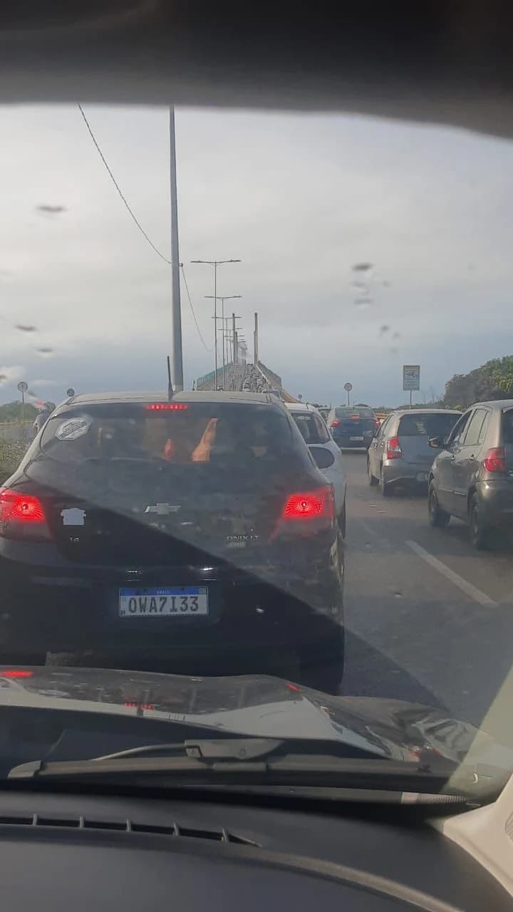 Acidente causa engarrafamento na Ponte Newton Navarro
