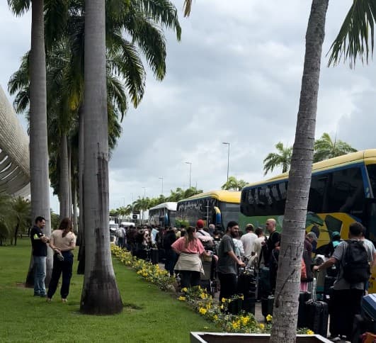 Passageiros do voo da Air Europe que aterrissou em Natal após forte turbulência estão indo de ônibus para Recife