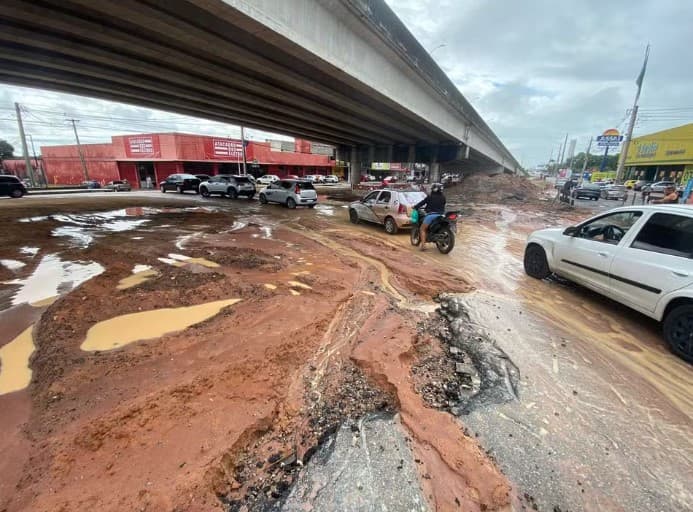 LAMA, BURACOS E TRÂNSITO LENTO: Obra do DNIT causa transtornos a motoristas no Gancho de Igapó