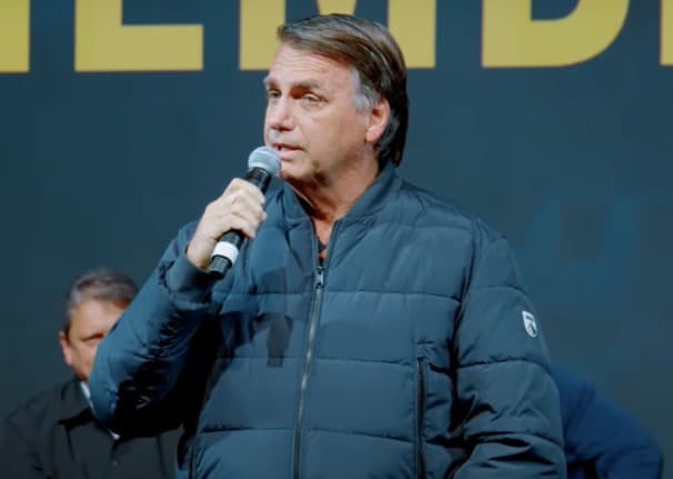 Bolsonaro diz que ‘não vai recuar' com investigações da PF e cita mudança no TSE e Parlamento para ter ‘futuro melhor'