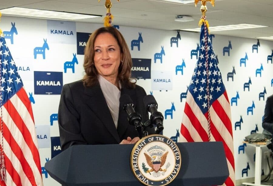 ‘Queremos proibir armas e eles querem proibir livros’, diz Kamala em discurso a professores