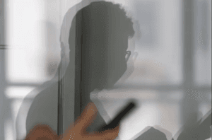 Brasil bate recorde com 211 casos de stalking contra mulheres por dia em 2023
