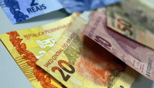 Mais de 80% da desvalorização do real no 1º semestre se devem a causas domésticas, diz estudo