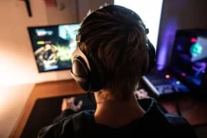 Filho soca a mãe ao ser advertido por gastar R$ 2 mil em jogos on-line