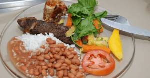 Feijão e carne aliviam bolso, enquanto batata, arroz e ovos puxam inflação do prato feito